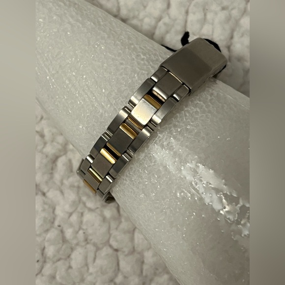 NWT Authentic Vintage Kenneth Cole 2-Tone Stainless Steel Watch w/Gold Accents - Picture 4 of 12